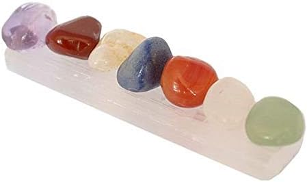 Imagem de um kit com pedras dos sete chakras dispostos sobre uma base de selenita.
